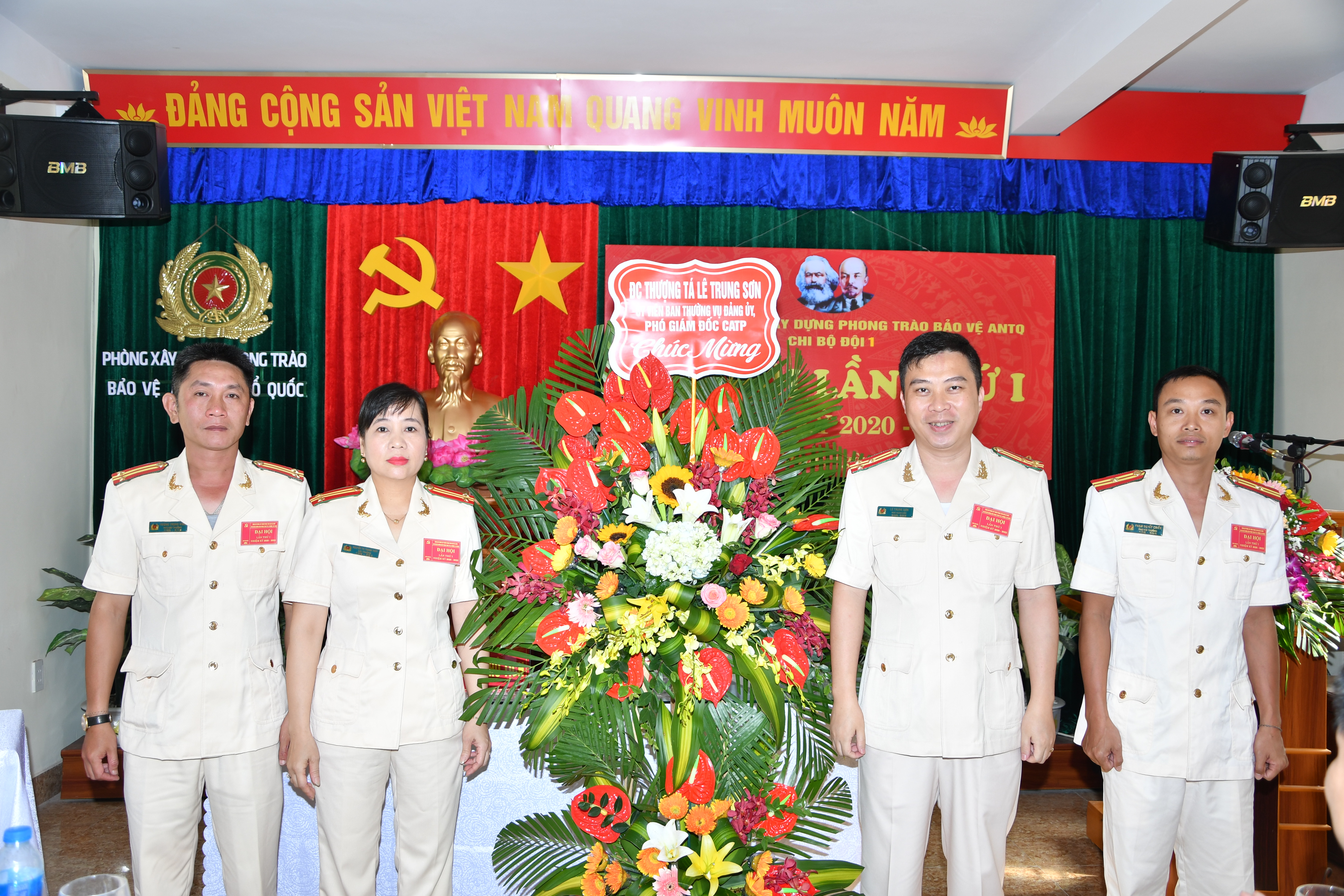 Thượng tá Lê Trung Sơn -Phó Giám đốc CATP chúc mừng Đại hội chi bộ 1 Phòng Xây dựng phong trào VANTQ